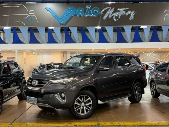 TOYOTA HILUX SW4 2.8 SRX 4X4 7 LUGARES 16V TURBO INTERCOOLER DIESEL 4P AUTOMÁTICO TOYOTA HILUX SW4 2.8 SRX 4X4 7 LUGARES 16V TURBO INTERCOOLER DIESEL 4P AUTOMÁTICO